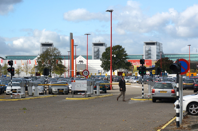821455 Gezicht op het parkeerterrein van de Jaarbeurs aan de Van Zijstweg te Utrecht.